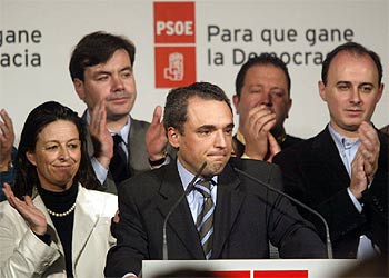 Rafael Simancas, en el centro, durante su intervención tras conocerse los resultados electorales.