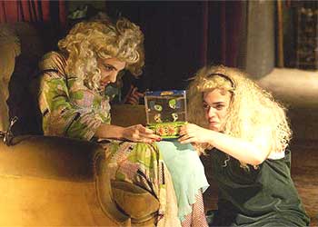 Una escena de  Donde más duele,  que se representa en el teatro de la Abadía.