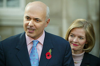 Iain Duncan Smith conversa con los periodistas  junto a su mujer, Betsy, ayer en Londres.rnrn  REUTERS