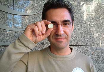 Juan José con sus monedas