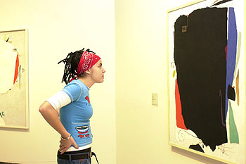 Una joven, ayer, ante el cuadro  Montaru 8  ,  pintado por Willi Baumeister en 1953.