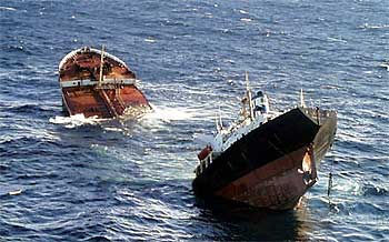 El petrolero  Prestige  se hunde a 250 kilómetros de la costa gallega, enfrente de la Costa da Morte.