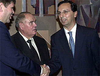 Jíménez Becerril, a la derecha, saluda al director general de la caja, Francisco Jurado, en presencia de Castillejo.