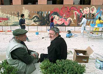 Antonio López (a la izquierda) y Juan Genovés, ayer ante el mural en la Ciudad Universitaria de Madrid.