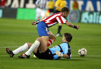 Nikolaidis regatea a Westerveld en la jugada del primer gol.