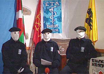 Tres encapuchados de ETA leen un comunicado en el primer canal de ETB el pasado mes de mayo. rnrn EFE