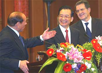 Berlusconi conversa con Wen Jiabao, en presencia de Prodi, ayer en el Gran Palacio del Pueblo de Pekín.