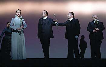 Una escena de  Osud,  la ópera de Janácek con montaje de Robert Wilson que se estrena hoy en el Teatro Real de Madrid.