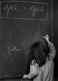 Una alumna del colegio Costa i Llovera en clase de catalán.