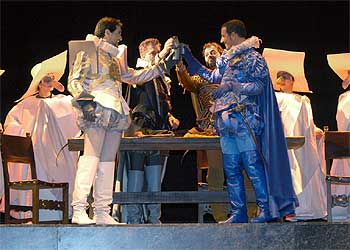 Pep Munné (a la derecha) y Manuel Navarro, en una escena de  Don Juan Tenorio  el pasado miércoles.