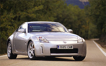 El capó delantero alargado, la gran toma de aire del frontal y la zaga descendente y recortada recogen el ADN de los deportivos clásicos. El Nissan 350 Z es un cupé biplaza con carácter.