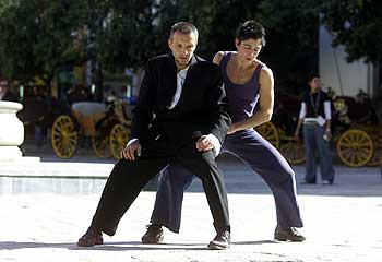 Un momento de la actuación de la compañía Mal Pelo ayer en la plaza Virgen de los Reyes de Sevilla.