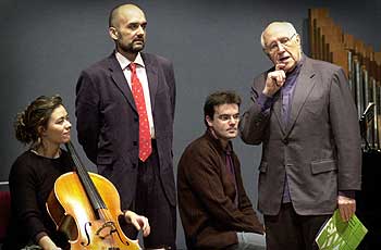 Rostropóvich (a la derecha), ayer, durante la clase que impartió ayer en Valencia.