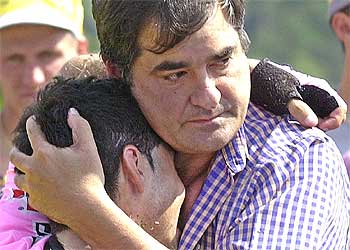 Manolo Saiz abraza a Joseba Beloki, que acaba de sufrir una caída y debe abandonar el Tour.