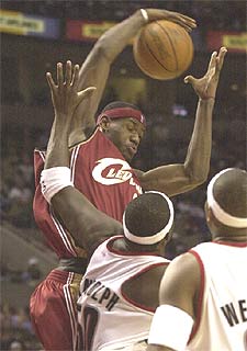 LeBron James se hace con el balón.