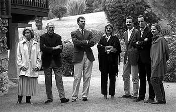 Los Reyes posan en los jardines de la Zarzuela con sus hijos y los esposos de las infantas Cristina, Iñaki Urdangarin, y Elena, Jaime de Marichalar.
