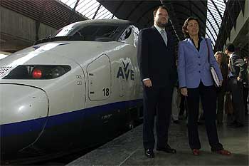 Alfredo Sánchez Monteseirín y Rosa Aguilar, ayer, junto a un tren AVE en la estación sevillana de Santa Justa.