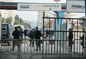 Policías españoles vigilan la frontera de Gibraltar durante el cierre de ayer.