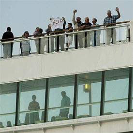 Un pasajero del  Aurora  alza una camiseta con la palabra  