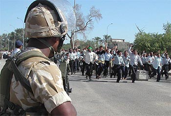 Un soldado británico ante una manifestación de policías iraquíes, ayer en Basora, en el sur de Irak.