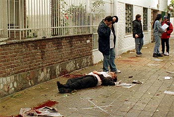 Un policía toma fotografías tras un crimen en Buenos Aires.