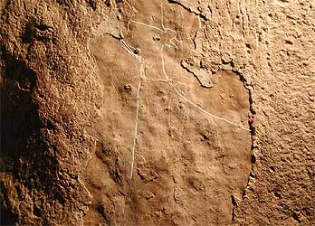 Una de las figuras perfilada en blanco para identificar la forma.