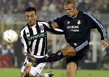 Beckham saca un centro con la zurda a pesar del marcaje de Djordjevic.