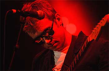 Damon Albarn, durante una actuación de Blur el pasado verano en Benicàssim.rnrn SANTIAGO CARREGUÍ