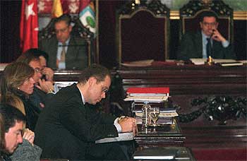 El concejal de Hacienda, Juan Bravo, escucha a la oposición, inclinado sobre sus papeles, durante el pleno de ayer. Al fondo, el alcalde.