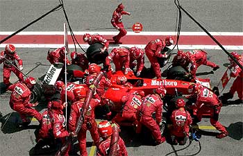Michael Schumacher, piloto de Ferrari, durante un repostaje en el Gran Premio de España de 2003.