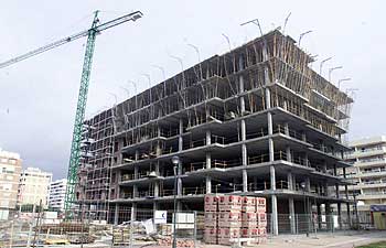 Un edificio de Málaga, ayer, con las obras paralizadas.