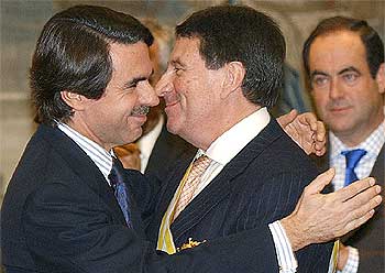 Aznar condecora a Paco Vázquez