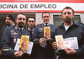 Militares en la cola del paro