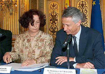 Los ministros de Exteriores de España y Francia, Ana Palacio y Dominique de Villepin, el pasado julio en París.