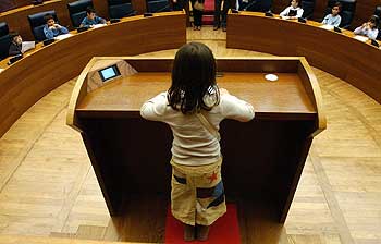 Los niños defienden los derechos humanos en las Cortes