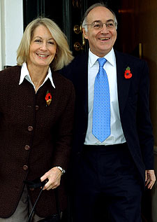 Michael Howard y su esposa, Sandra, ayer en Londres.