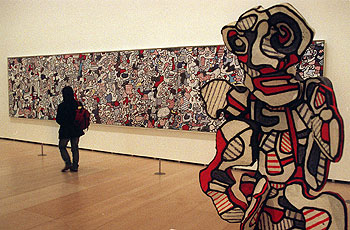  Nunc Stans,  de 1965, junto a la escultura de 1967  Camelo Farol,   ambas de la serie   L'Hourloupe .