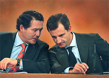 Juan Costa (derecha) conversa con el ministro de Justicia, José María Michavila, ayer en La Moncloa.