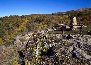 Mirador sobre los canchales del río, lugar desde el que mejor se observa la otoñada en el abedular de Somosierra (Madrid).