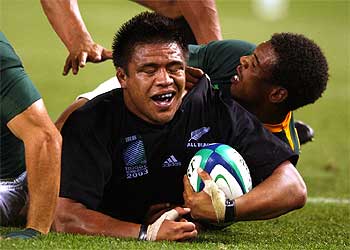 Mealamu logra su gran ensayo, el segundo neozelandés ayer, tras escapar de cuatro rivales.