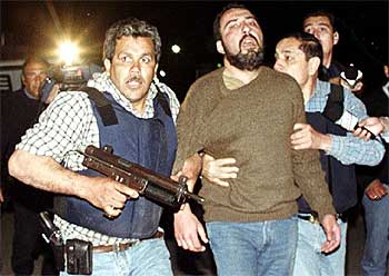 Agentes especiales rescatan a un ciudadano secuestrado en la oficina de un banco.