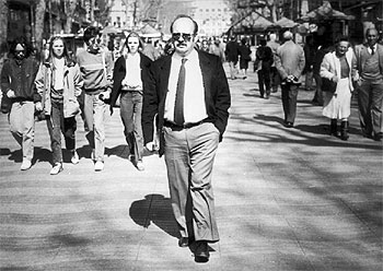 El escritor barcelonés, paseando por las Ramblas de su ciudad, en marzo de 1985.rnrnVázquez Montalbán, entre Santiago Carrillo y Julio Anguita, en mayo de 1988.