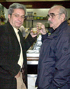 Joan Saura, junto a José Antonio Labordeta, ayer en L'Hospitalet.rnrnEFE