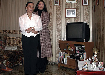 Naika Méndez, a la derecha, fotografiada junto a su madre tras regresar al domicilio familiar.