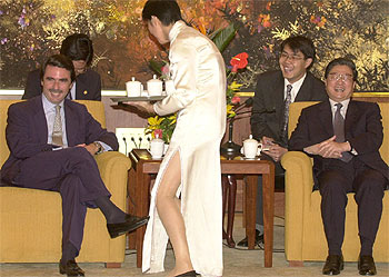 El presidente del Gobierno español, en una visita a China, junto al secretario del Partido Comunista.