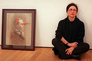 Carmen Calvo, el pasado viernes, durante el montaje de la muestra que presenta en Bilbao.