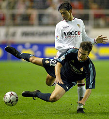 Martí empuja a Pavón ayer durante el partido en Sevilla.