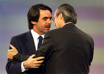 José María Aznar abraza a Josep Piqué, su candidato en Cataluña, ayer en L'Hospitalet.