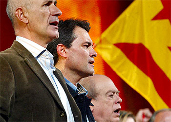 Duran Lleida, Mas y Pujol, cantando  Els Segadors  al final del mitin de Barcelona.