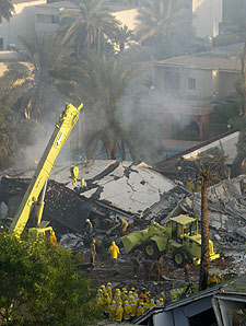 Servicios de rescate, ayer, en el escenario del atentado en Riad.